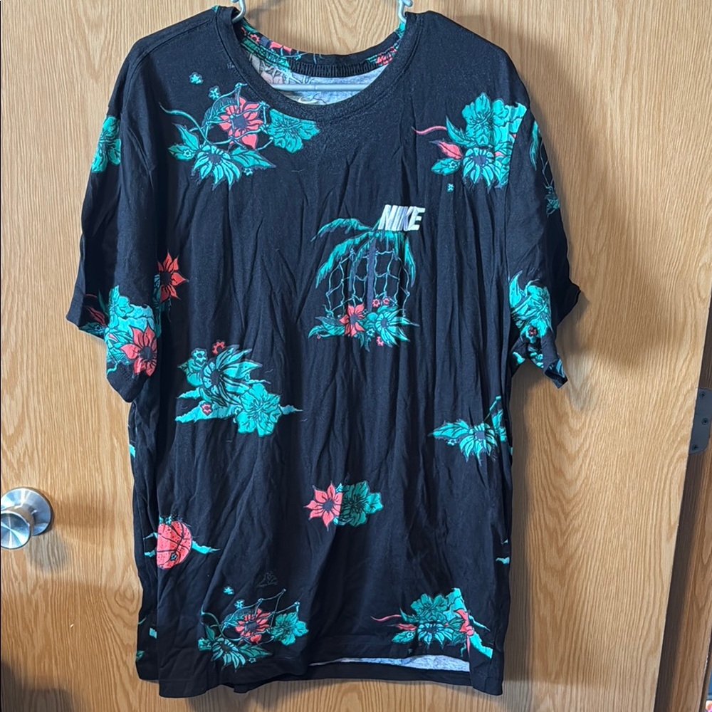 Nike graphic Tee men’s